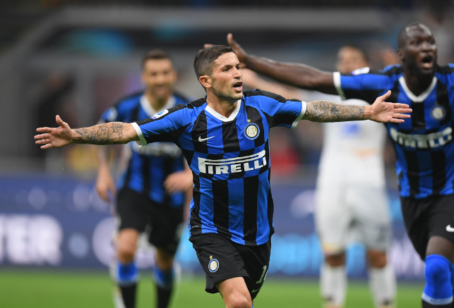 斯卡洛尼戴白手套递交世界杯，因凡蒂诺为仪式错误公开道歉（斯卡洛尼戴白手套交接大力神杯，因凡蒂诺就仪式失误公开致歉）