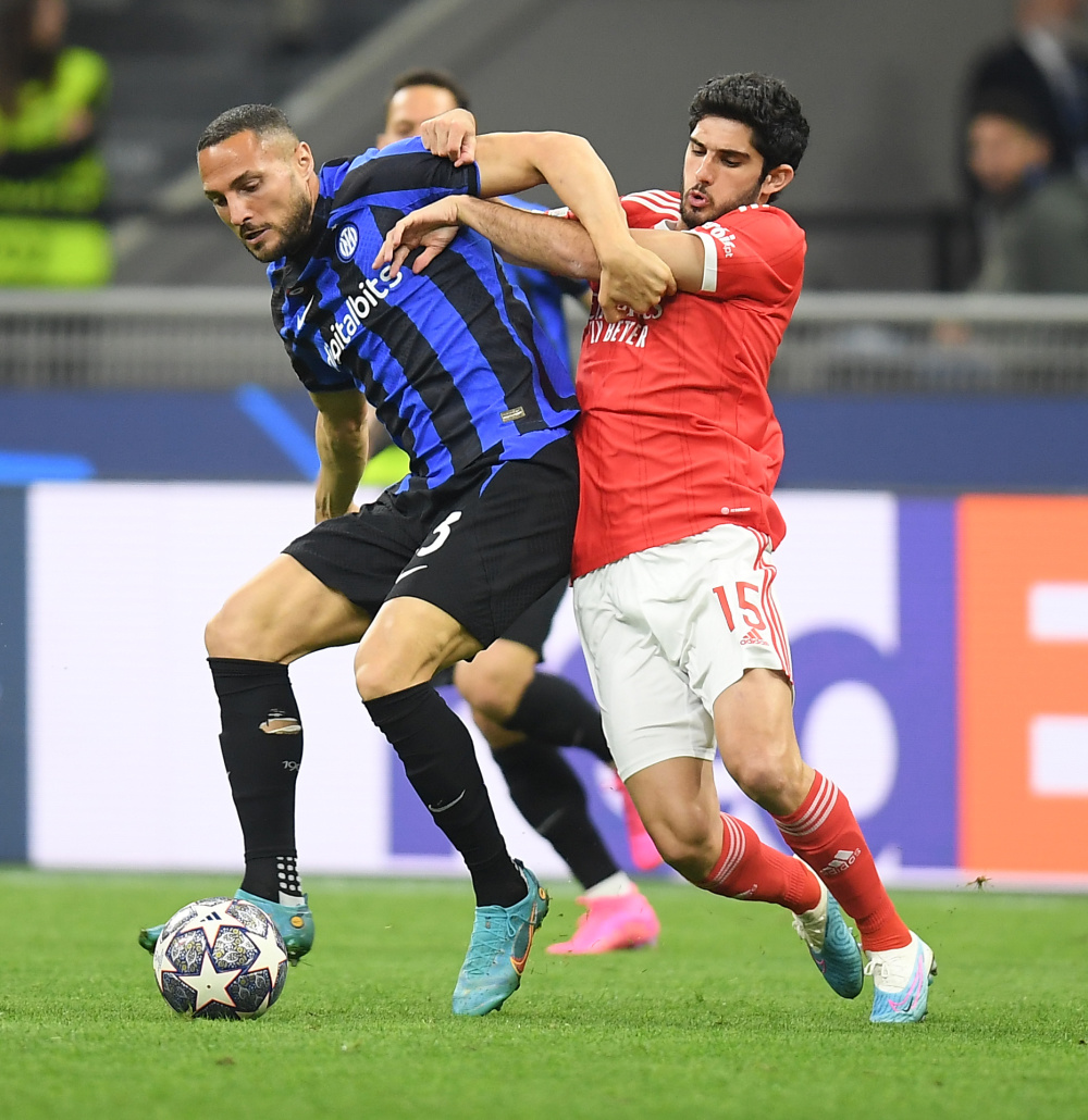 鲁本·阿莫林赛后力挺约罗：从失误中成长，曼联未来可期（鲁本·阿莫林赛后为约罗发声：在失误中成长，曼联前景光明）