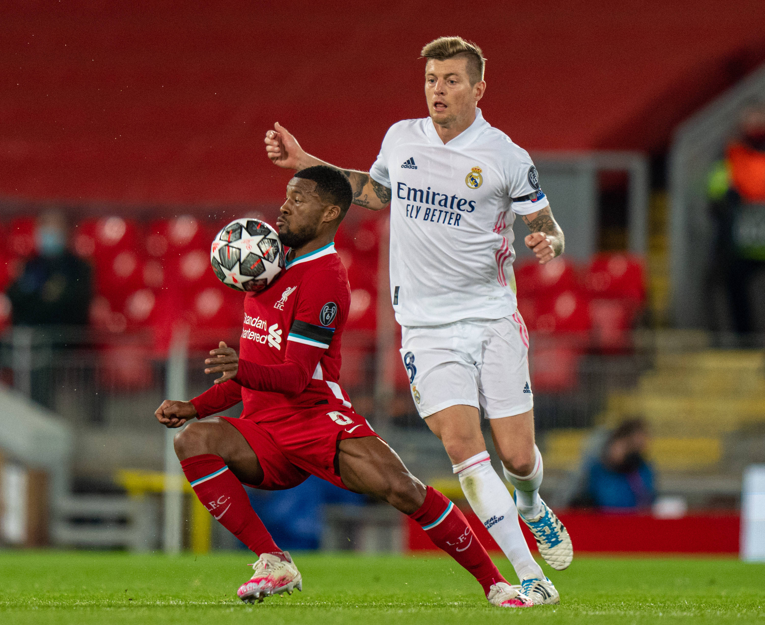 惊天逆转！阿森纳遭维拉绝杀 英超三强争霸白热化（爆冷大逆转！维拉补时绝杀阿森纳，英超三强争霸愈演愈烈）