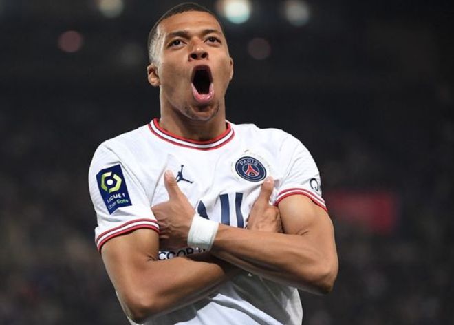 某队因违规遭重罚，官方回应惹争议（某队违规被重罚，官方回应引发争议）