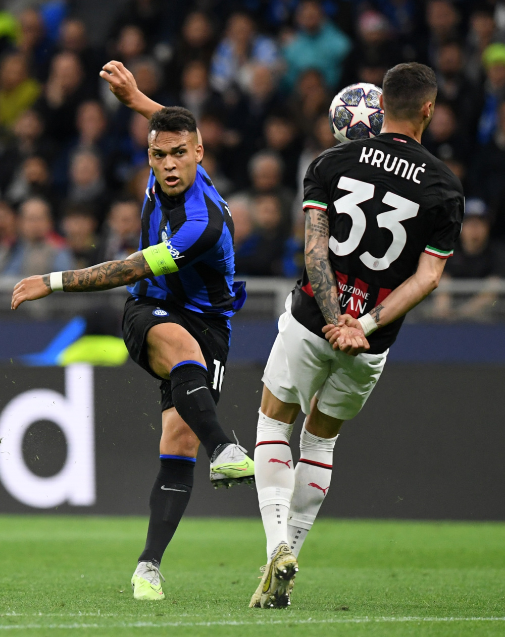 感谢俱乐部，U16国少球员身穿各自俱乐部训练服拍摄全家福（向俱乐部致意，U16国少队员着本队训练服拍全家福）