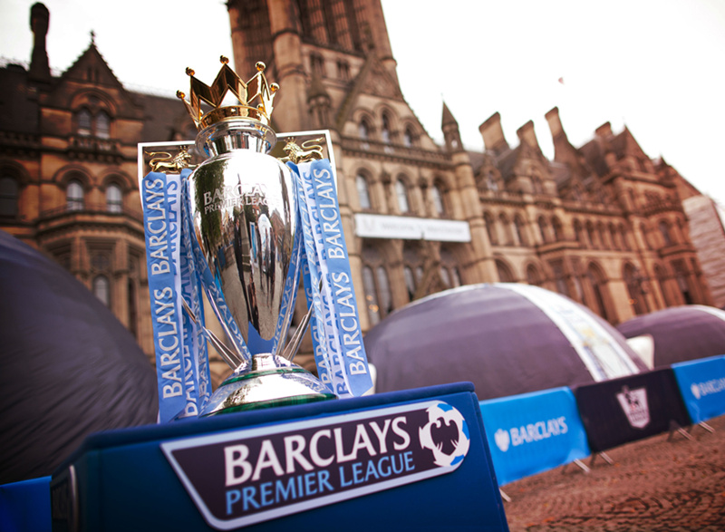 被球迷询问是否会考虑加盟阿森纳，库尼亚大笑回应（被问是否加盟阿森纳，库尼亚笑着回应）